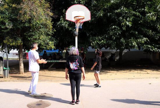 Teens playing basketball at the Benito Menni mental health center in Sant Boi de Llobregat (by Àlex Recolons)